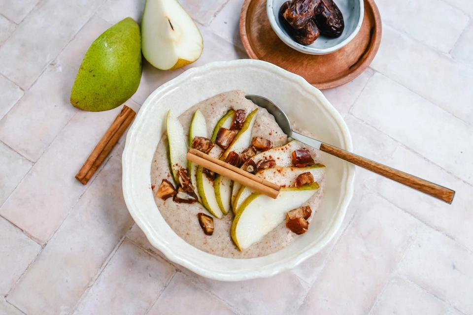 Brinta met peer & dadels