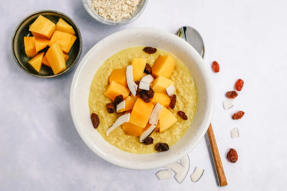 Kruidige havermout met mango & rozijnen