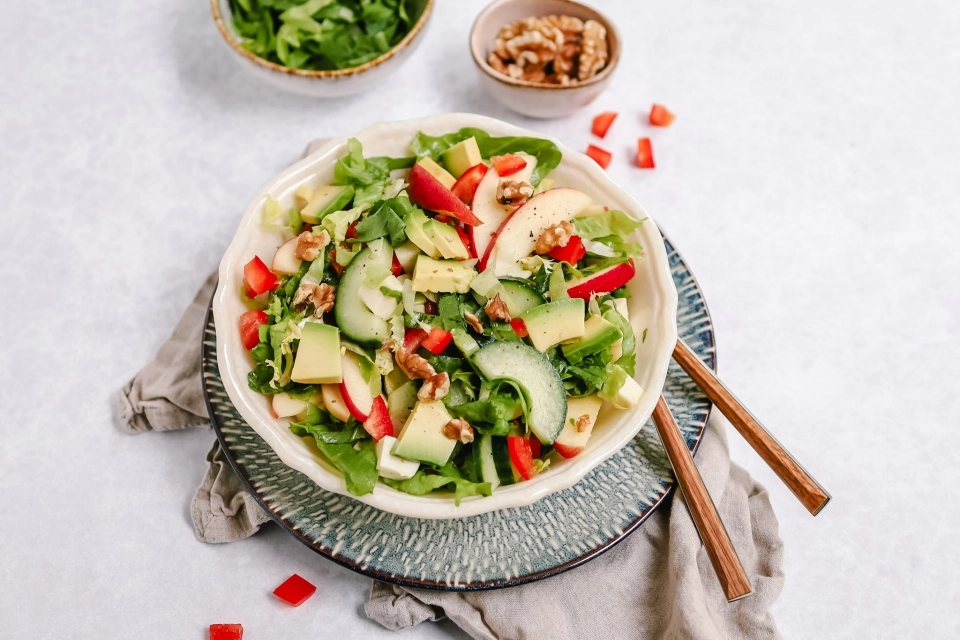 Rauwe andijvie salade met appel & mozzarella