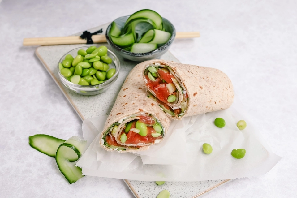 Sushi wrap met gemarineerde zalm