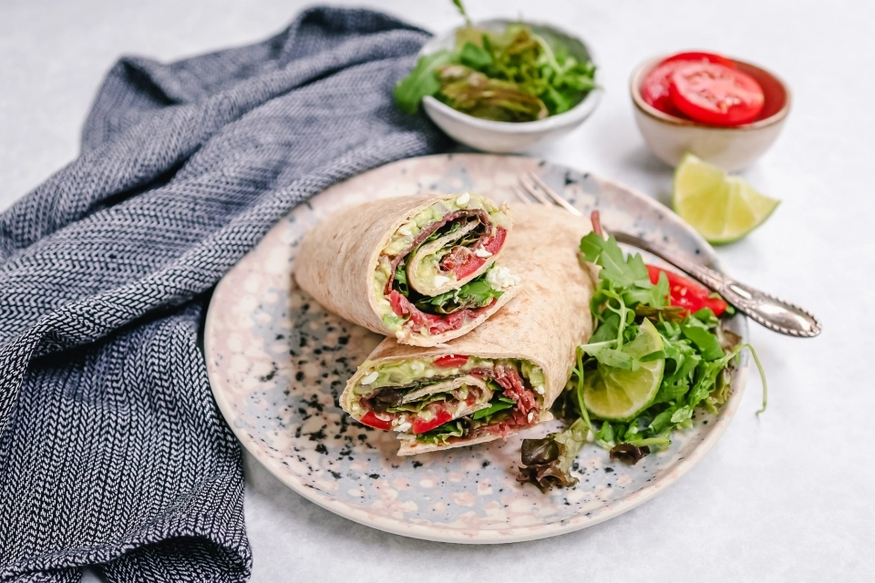 Wrap met guacamole & rookvlees