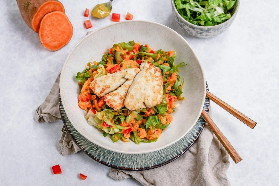 Zoete aardappel & pompoen stamppot met halloumi