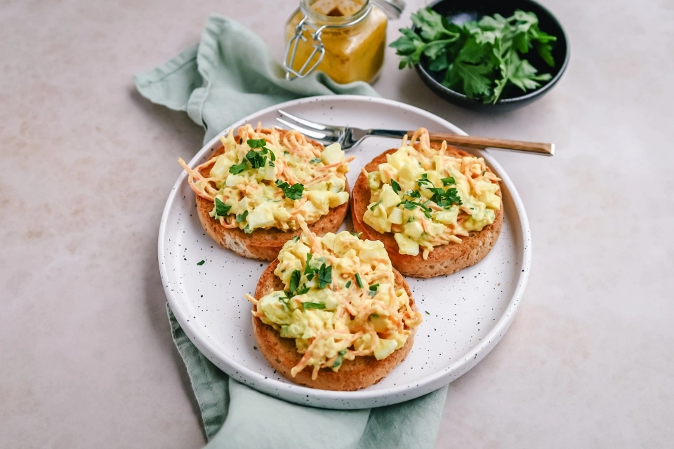 Beschuit met kerrie-eiersalade