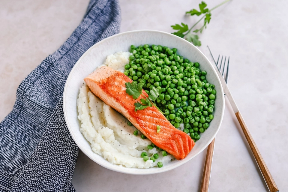 Bloemkoolpuree met tuinerwten & zalm