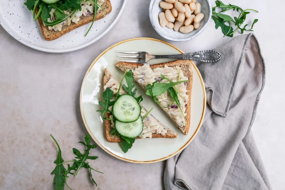 Brood met witte bonen salade