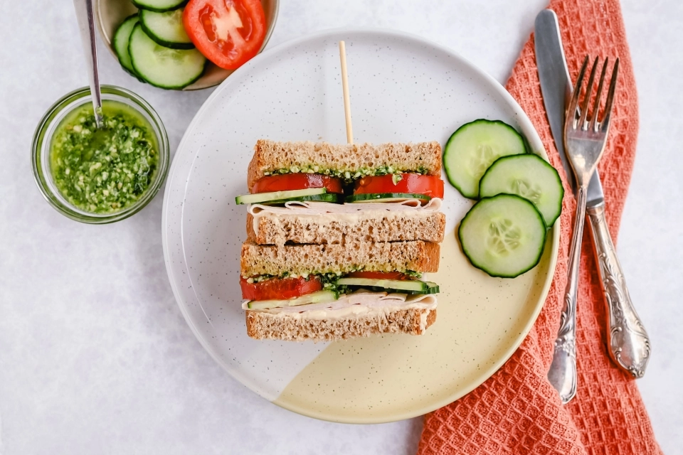 Sandwich met kalkoenfilet, hummus & pesto