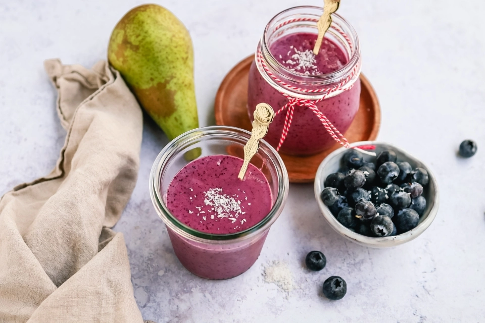 Smoothie met peer, blauwe bessen & Brinta