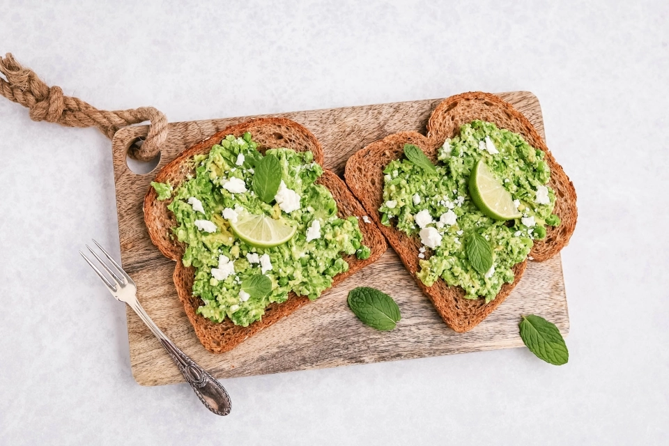 Brood met avocado & doperwten spread