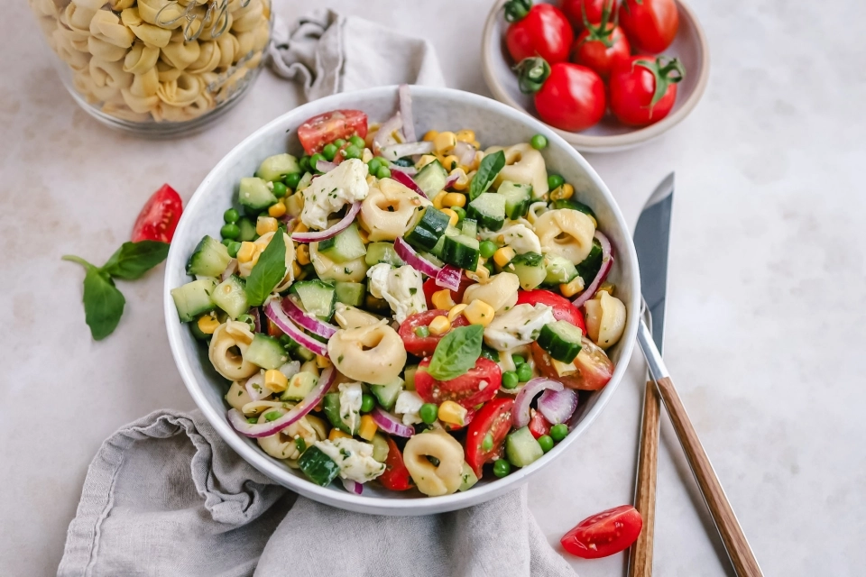 Kleurrijke tortellini salade