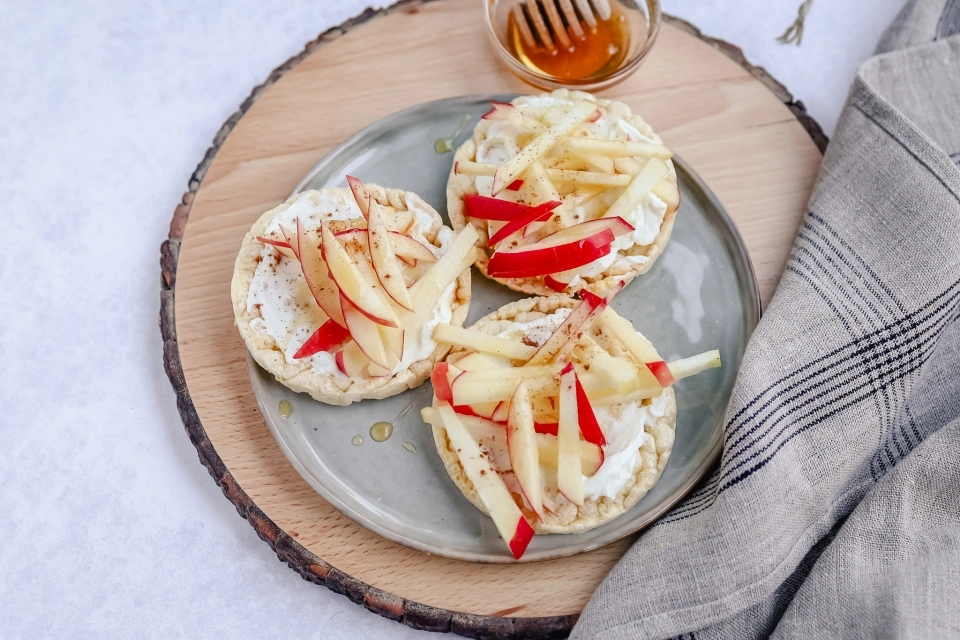 Maïswafels met zuivelspread & appel