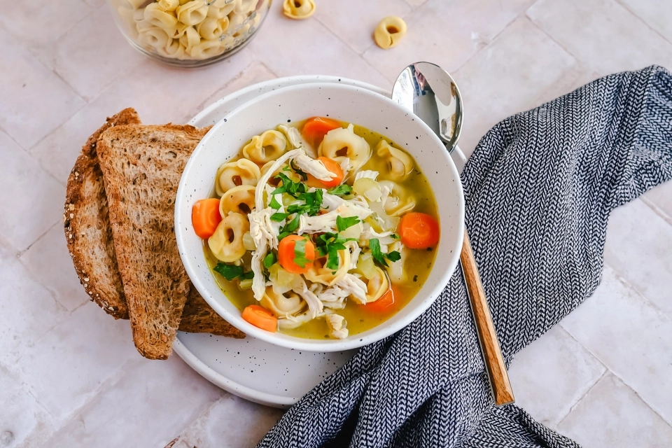 Maaltijdsoep met tortellini & kip