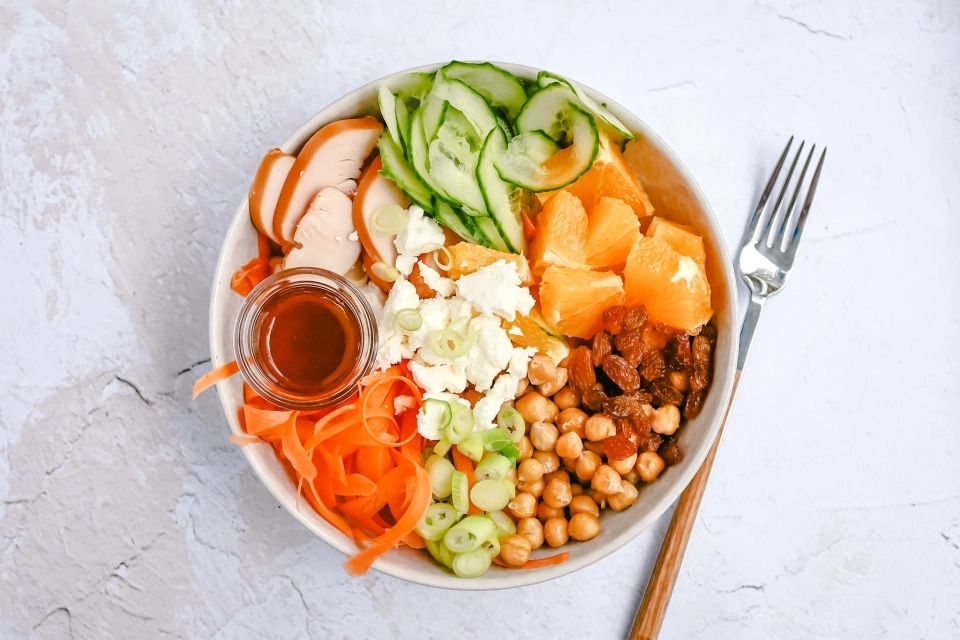 Salade met gerookte kip, sinaasappel & kikkererwten