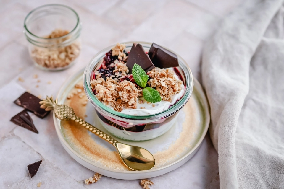 Stracciatella yoghurt met kersen & geroosterde havermout