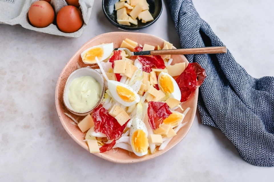Witlof salade met ei & krokant vlees