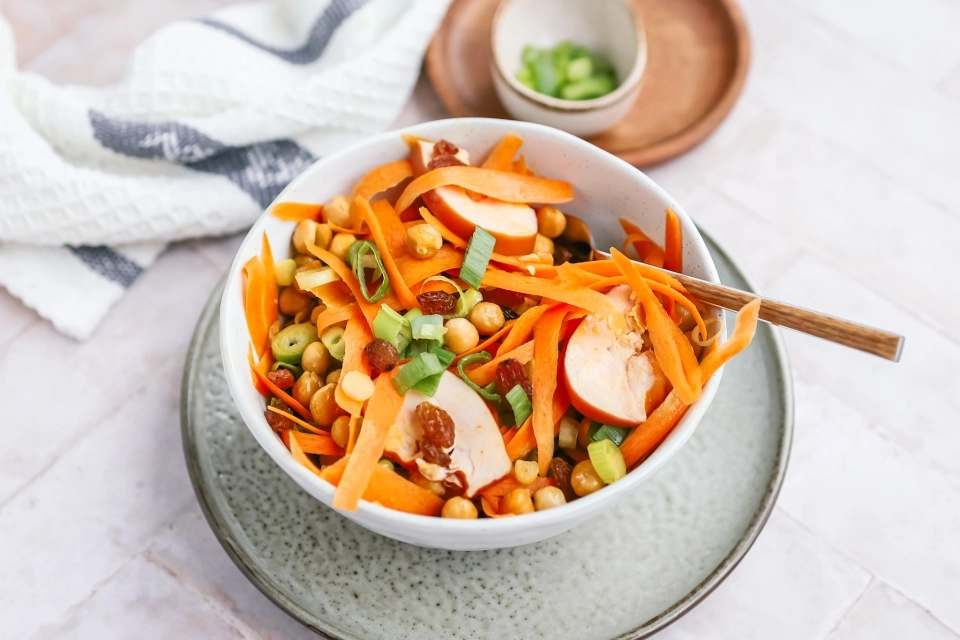Wortelsalade met gerookte kip & kikkererwten