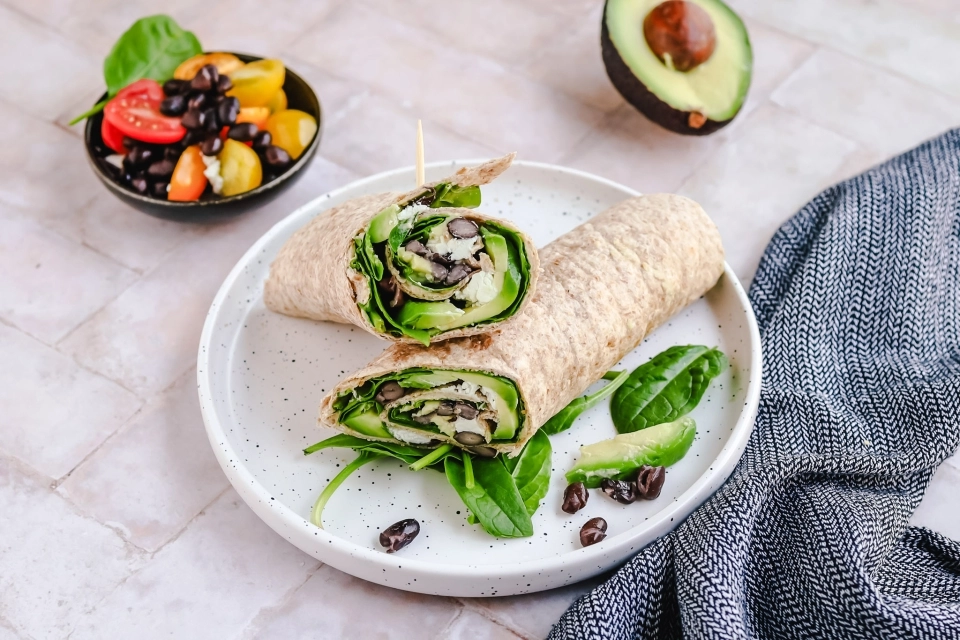 Wrap met hummus, avocado & zwarte bonen