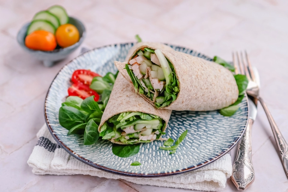 Wrap met kipreepjes, komkommer & sla