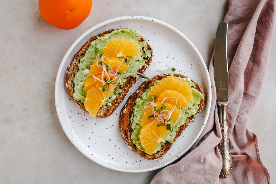 Brood met avocado-feta spread & sinaasappel