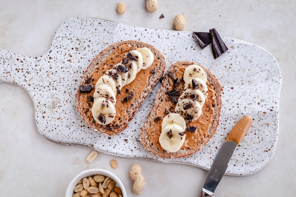 Brood met banaan, pindakaas & pure chocolade