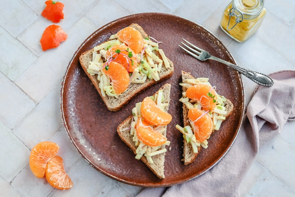 Brood met kip kerrie salade & mandarijn