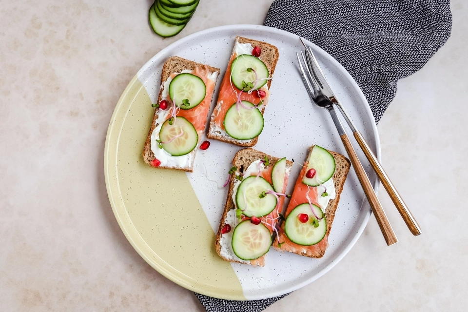 Brood met zuivelspread, zalm & komkommer