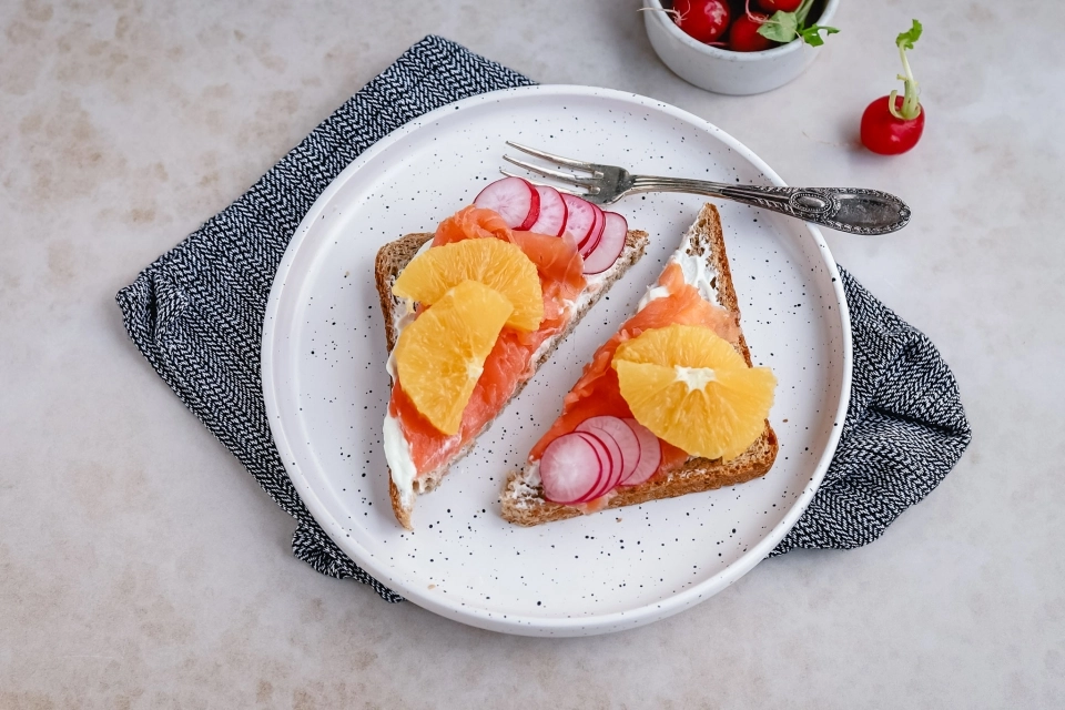 Brood met zuivelspread, zalm & sinaasappel