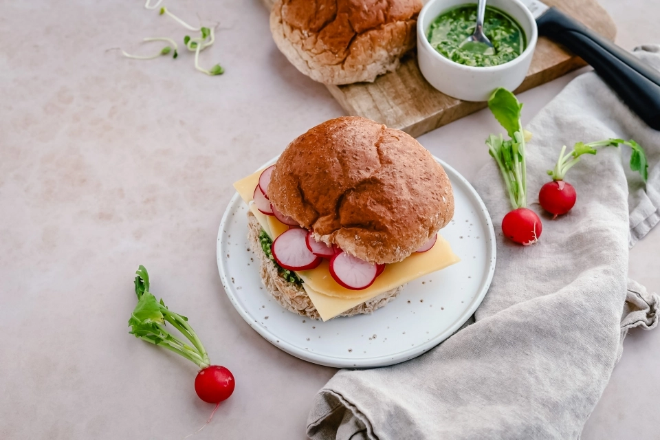 Broodje met kaas, pesto & radijs