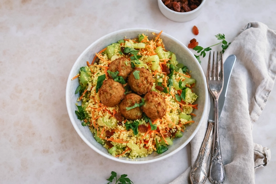 Couscous salade met falafel & curry dressing
