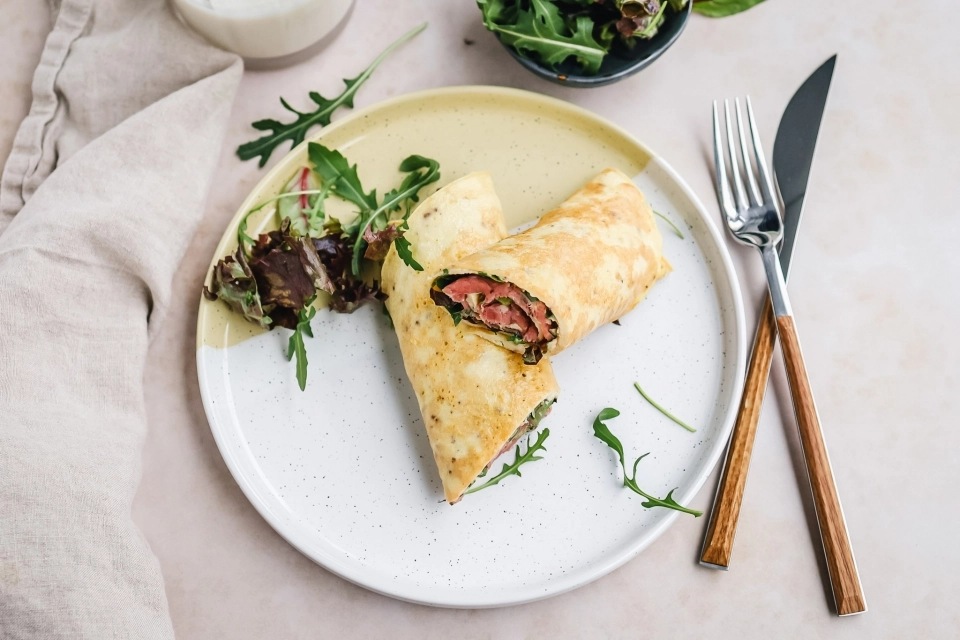 Omelet wrap met rosbief