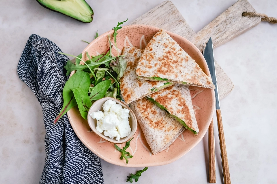 Ontbijt quesadilla met hummus & avocado