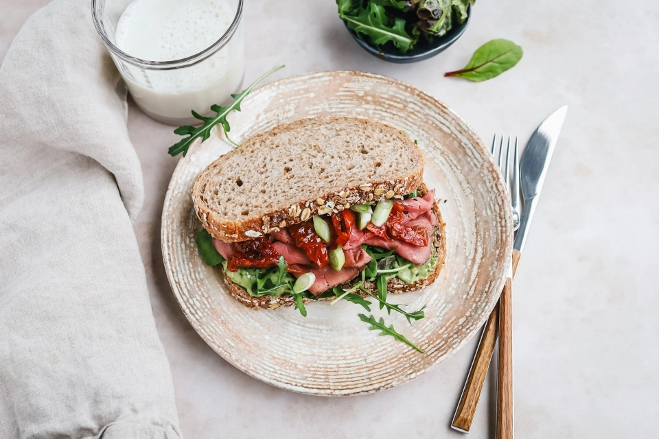 Sandwich met rosbief & pesto