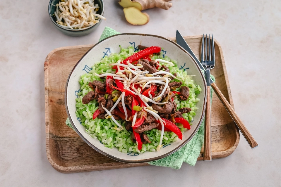 Broccolirijst met runderreepjes & paprika