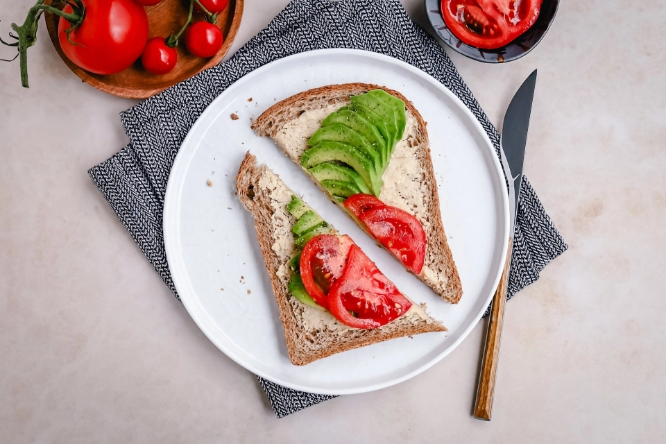 Brood met hummus, avocado & tomaat