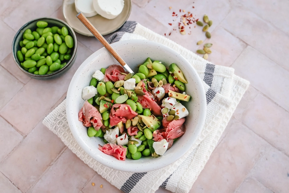 Edamame salade met geitenkaas & rosbief