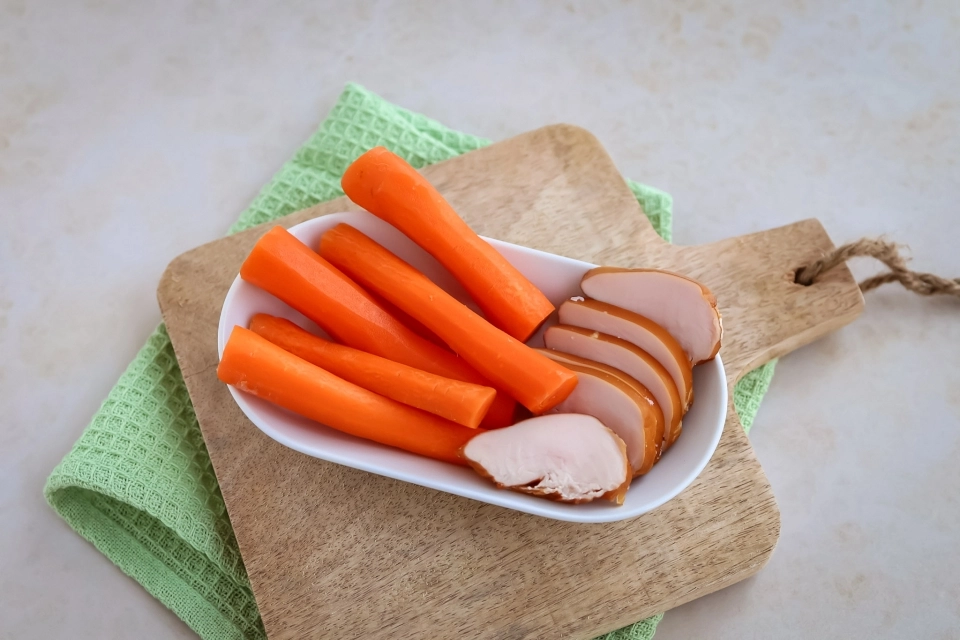 Plakjes gerookte kipfilet met worteltjes