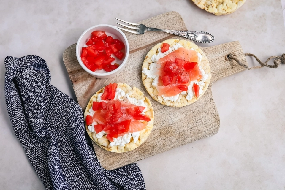 Maïswafels met cottage cheese & gerookte zalm