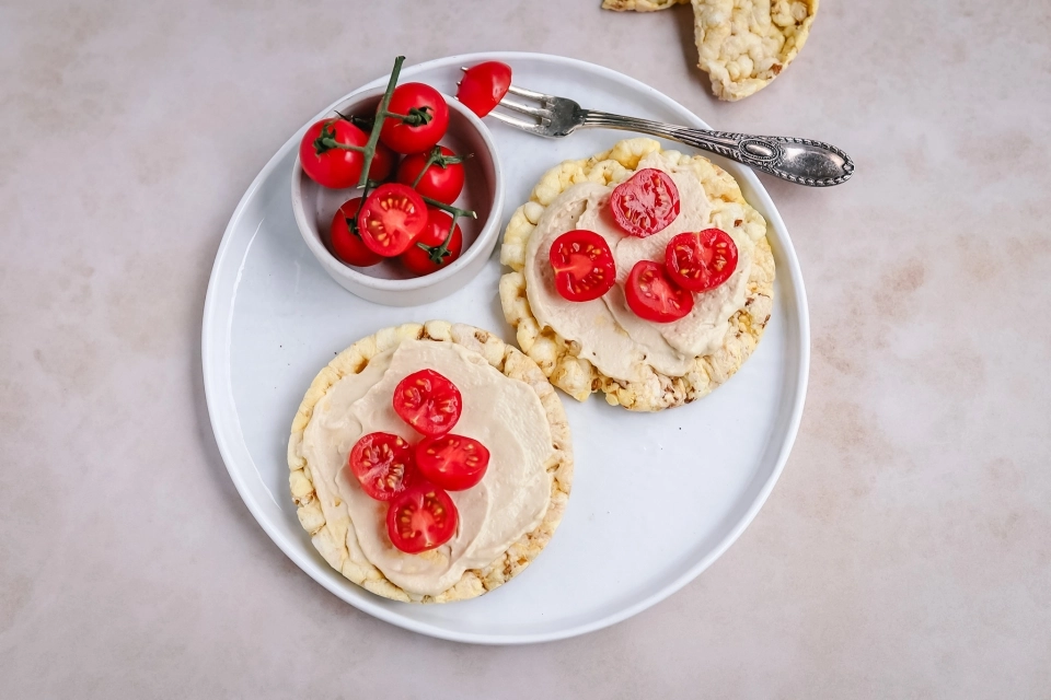 Maïswafels met hummus & tomaatjes