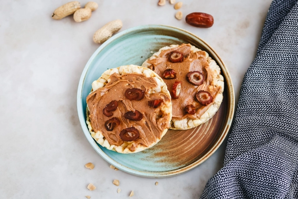 Maïswafels met pindakaas & dadels