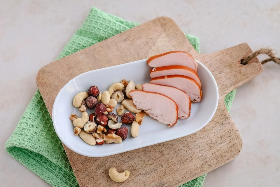 Handje noten met plakjes gerookte kipfilet