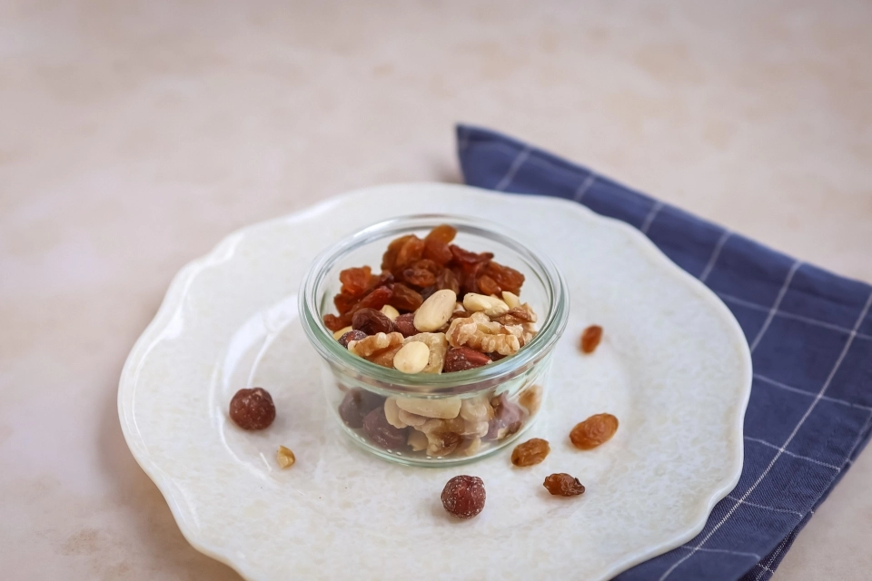 Handje noten met rozijnen