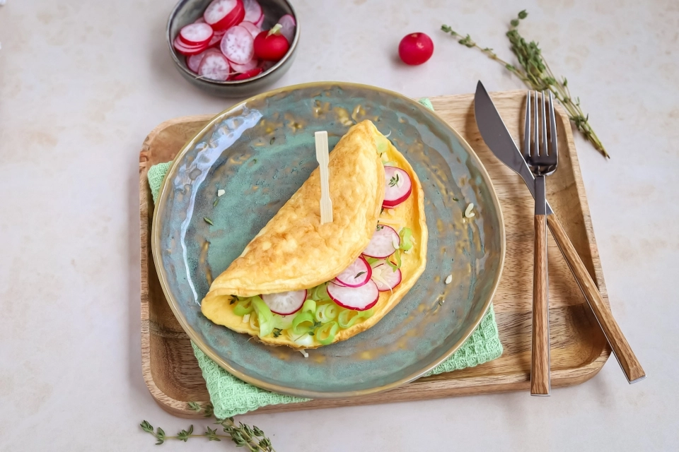 Omelet met bosui, radijs & geraspte kaas