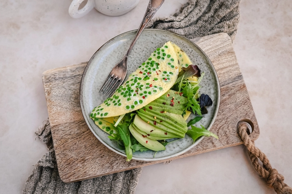 Omelet met tuinerwten & avocado