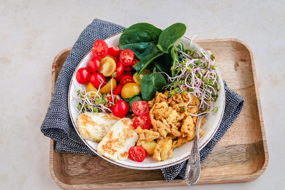 Roerei bowl met halloumi