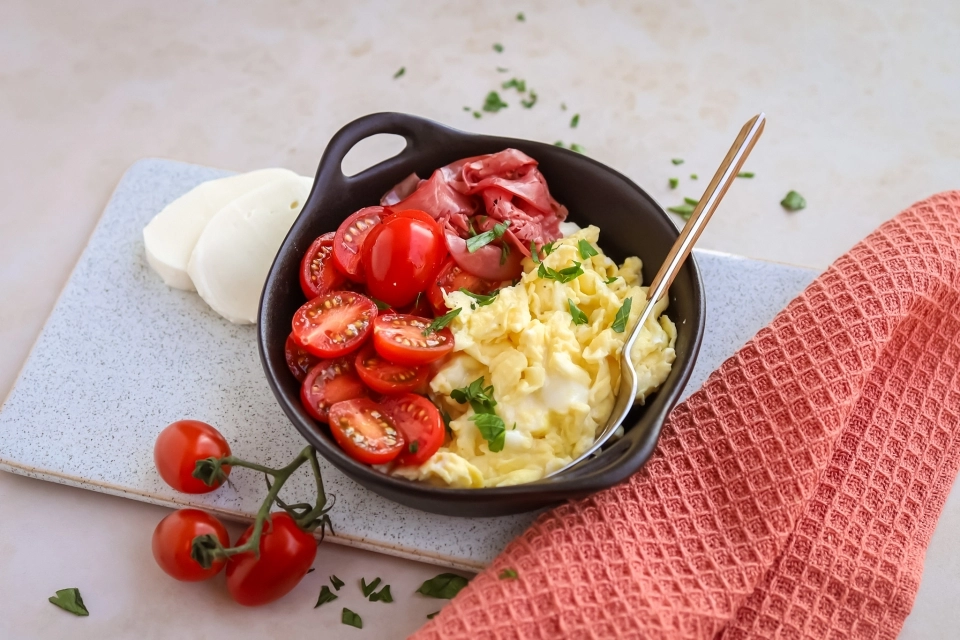 Roerei met mozzarella, tomaatjes & rookvlees