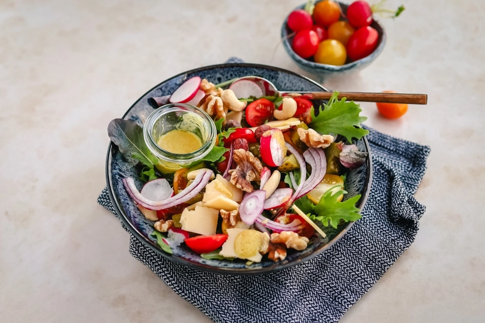 Salade met kaas, augurk & noten