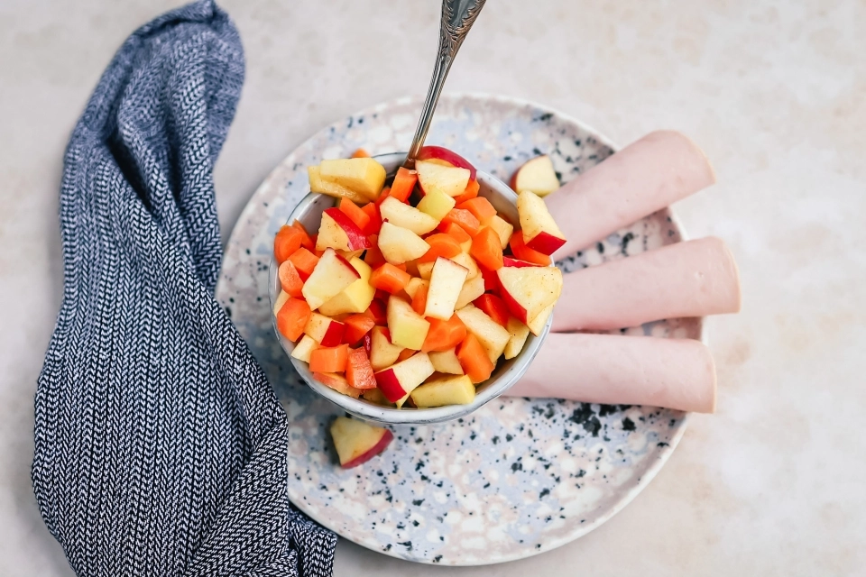 Wortelsalade met plakjes kalkoenfilet