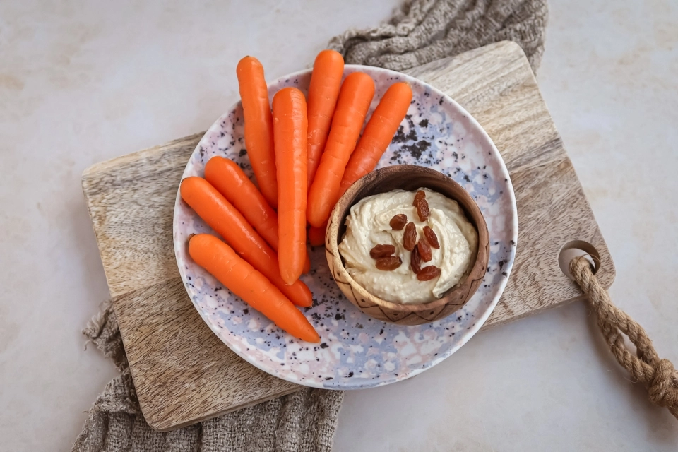 Worteltjes met zoete hummus