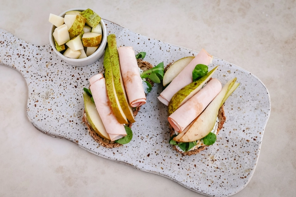 Brood met zuivelspread, kalkoenfilet & peer