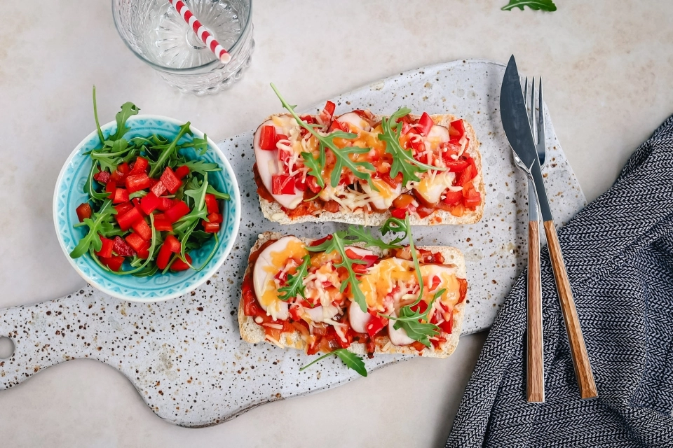 Ciabatta pizza met gerookte kip & paprika