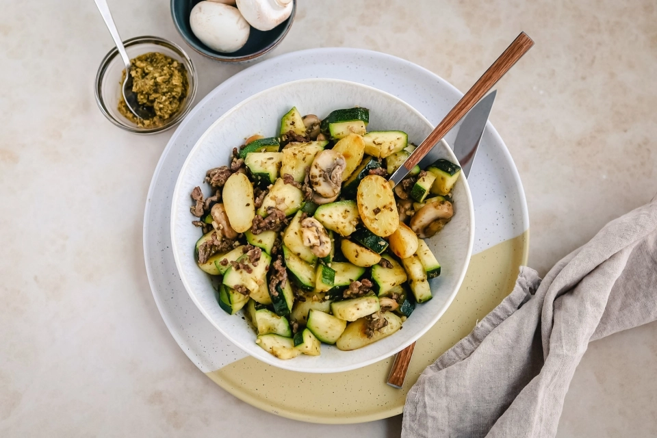 Krieltjes roerbak met courgette, gehakt & pesto